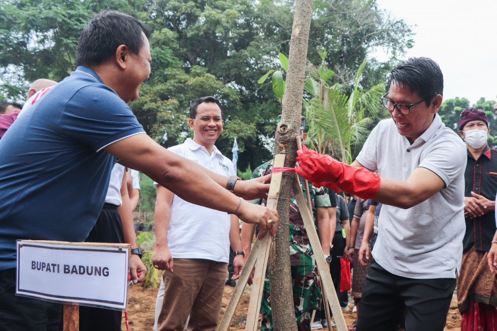 Sekda Badung Hadiri Kegiatan Penghijauan HUT Bank BPD Bali ke-60
